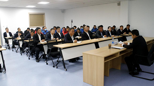 公司黨委副書(shū)記、工會(huì)主席紀(jì)景臣為景區(qū)運(yùn)營(yíng)一線黨員、積極分子講黨課