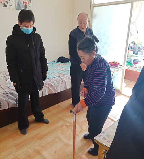 溫泉黨支部開展“春節(jié)走訪貧困戶 慰問暖人心”