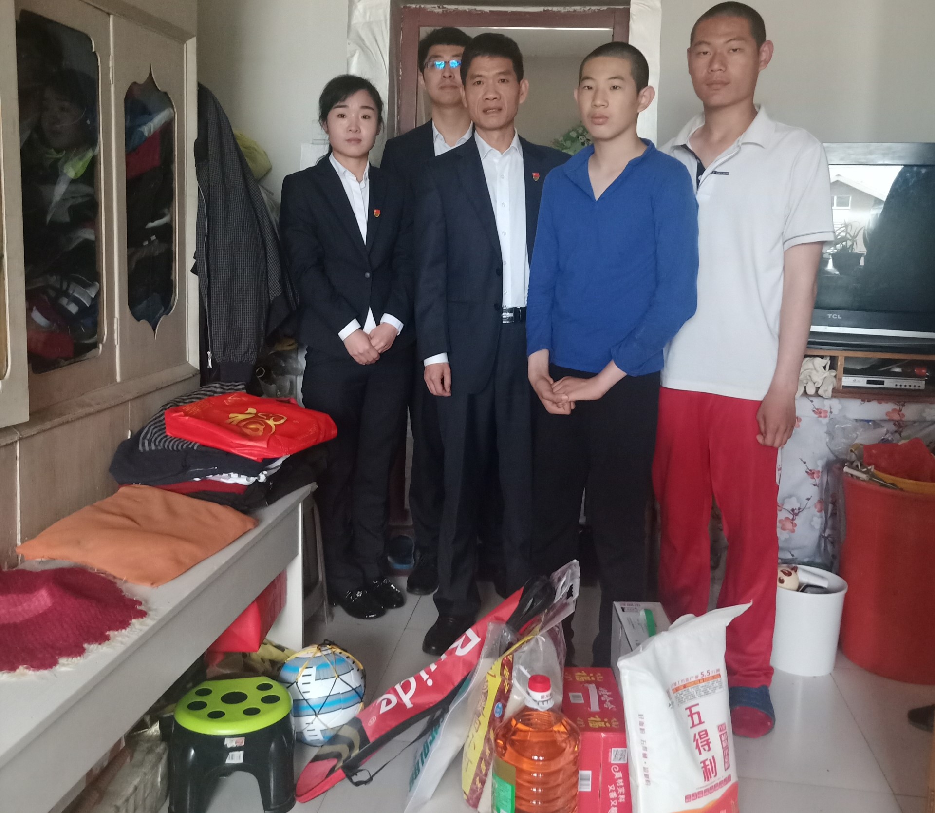 溫泉黨支部開展結(jié)對幫扶主題黨日活動(dòng)